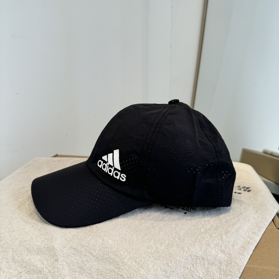 adidas（阿迪达斯）新款棒球帽，款式经典，时尚高级！💗大牌出街，潮人必备