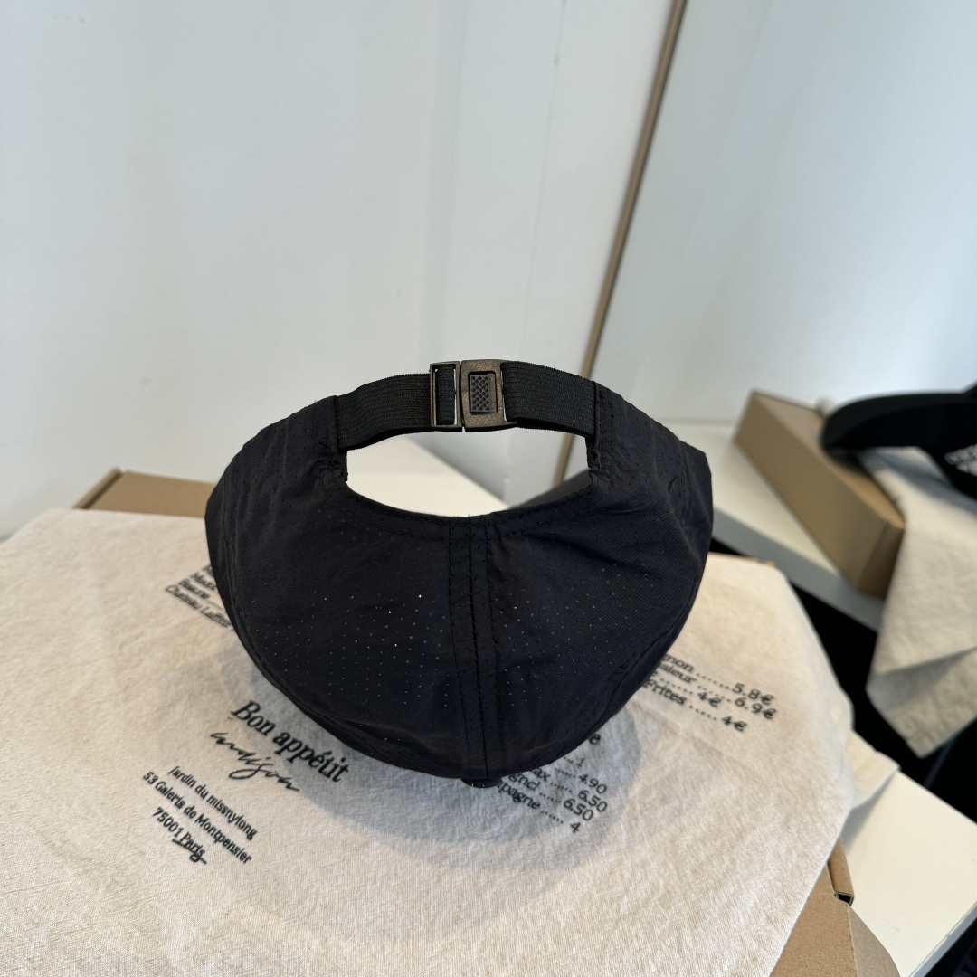 adidas（阿迪达斯）新款棒球帽，款式经典，时尚高级！💗大牌出街，潮人必备