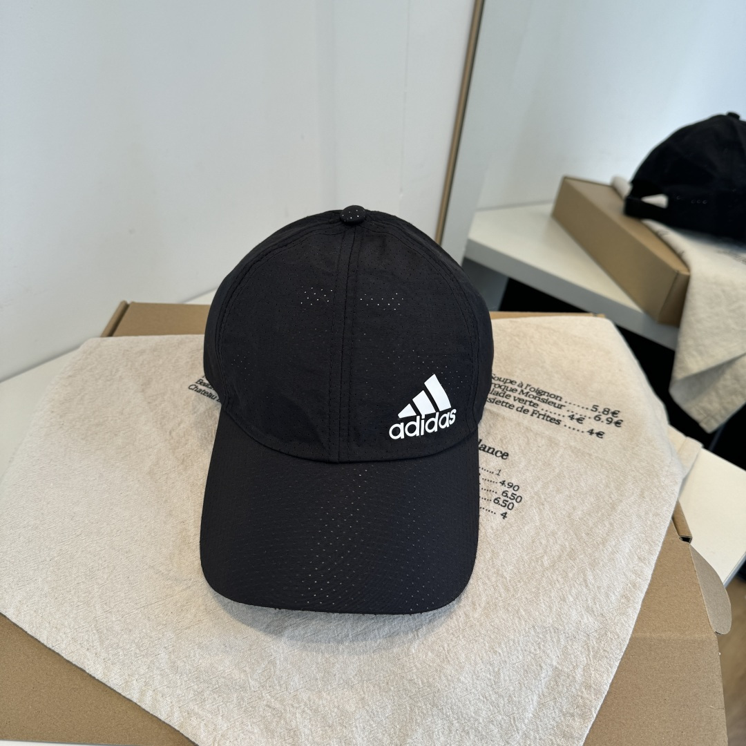 adidas（阿迪达斯）新款棒球帽，款式经典，时尚高级！💗大牌出街，潮人必备