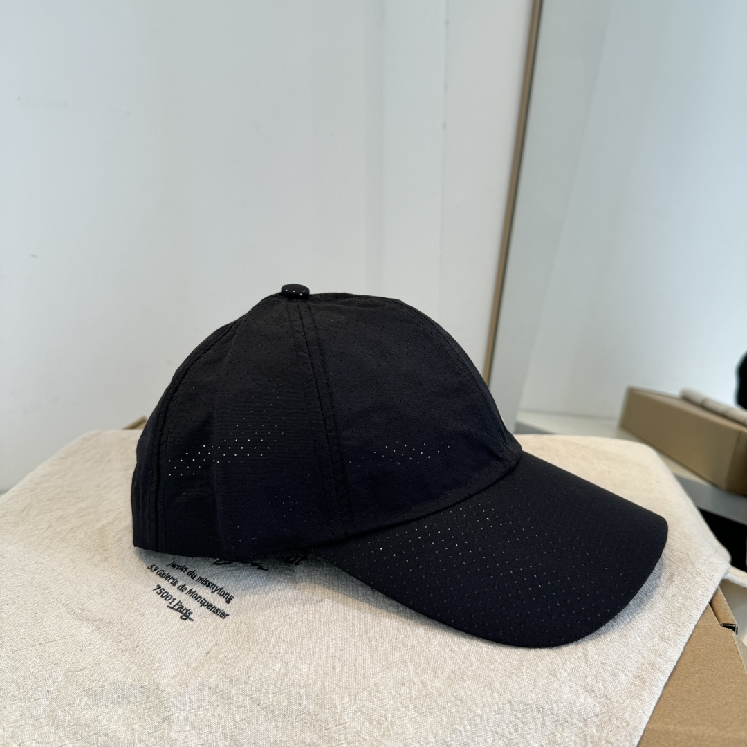 adidas（阿迪达斯）新款棒球帽，款式经典，时尚高级！💗大牌出街，潮人必备