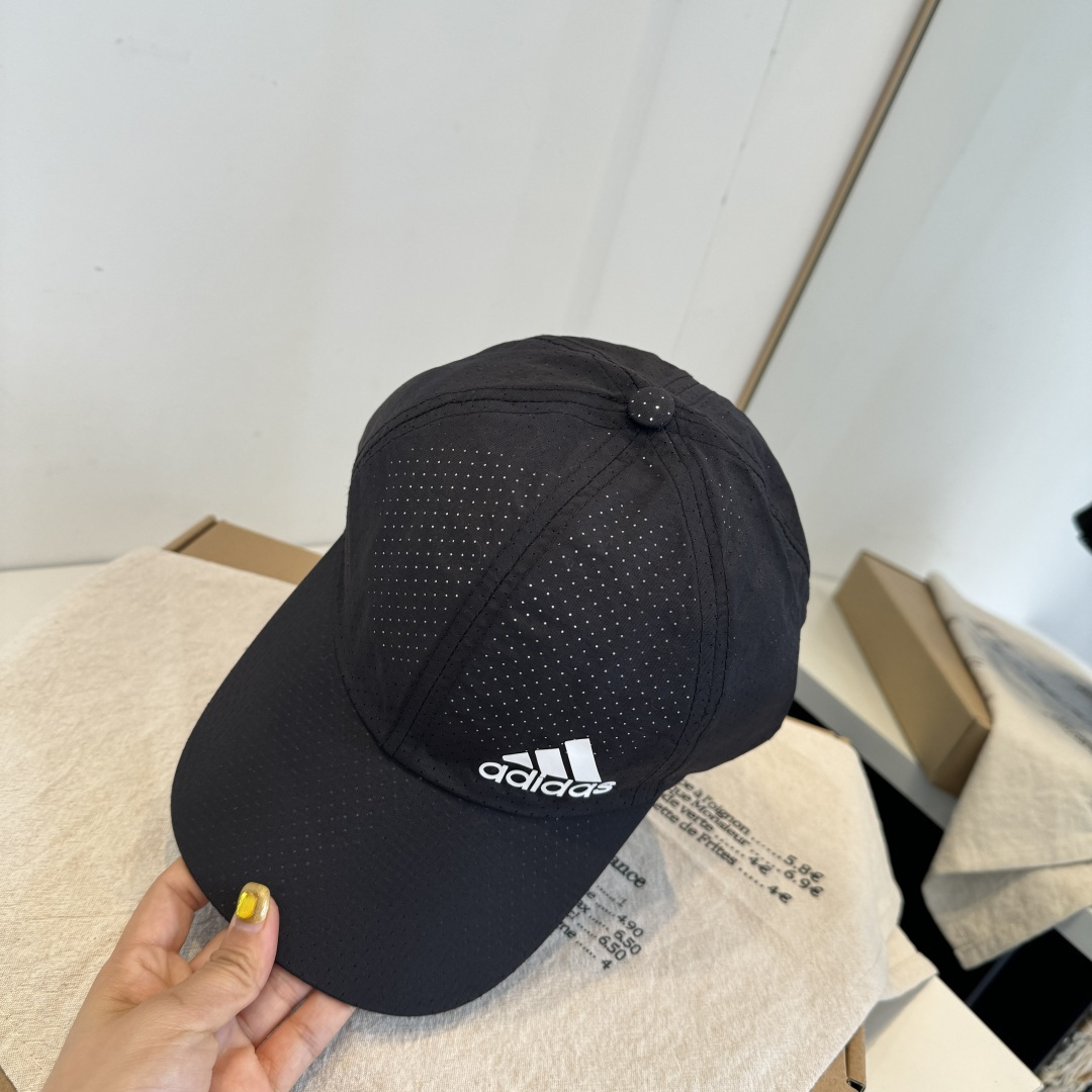 adidas（阿迪达斯）新款棒球帽，款式经典，时尚高级！💗大牌出街，潮人必备