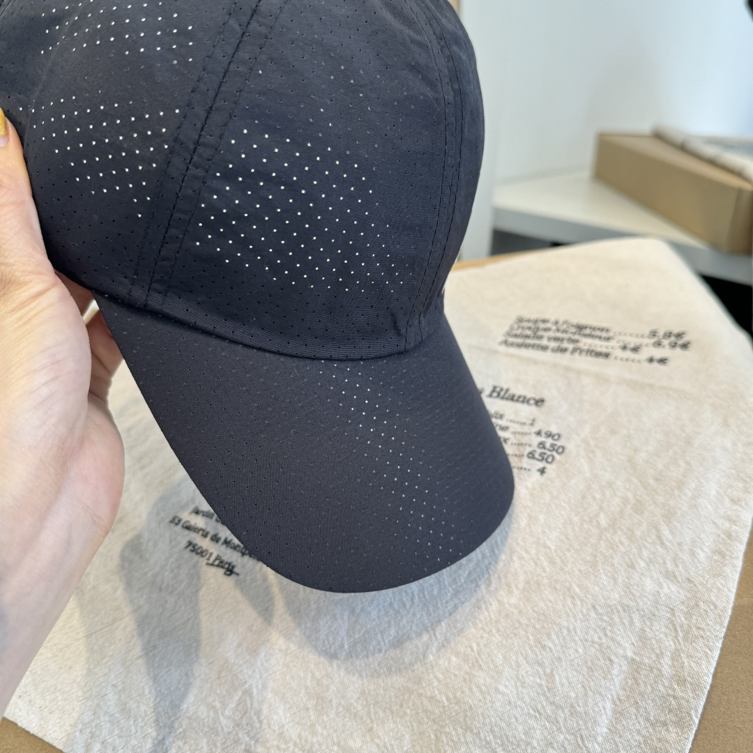 adidas（阿迪达斯）新款棒球帽，款式经典，时尚高级！💗大牌出街，潮人必备