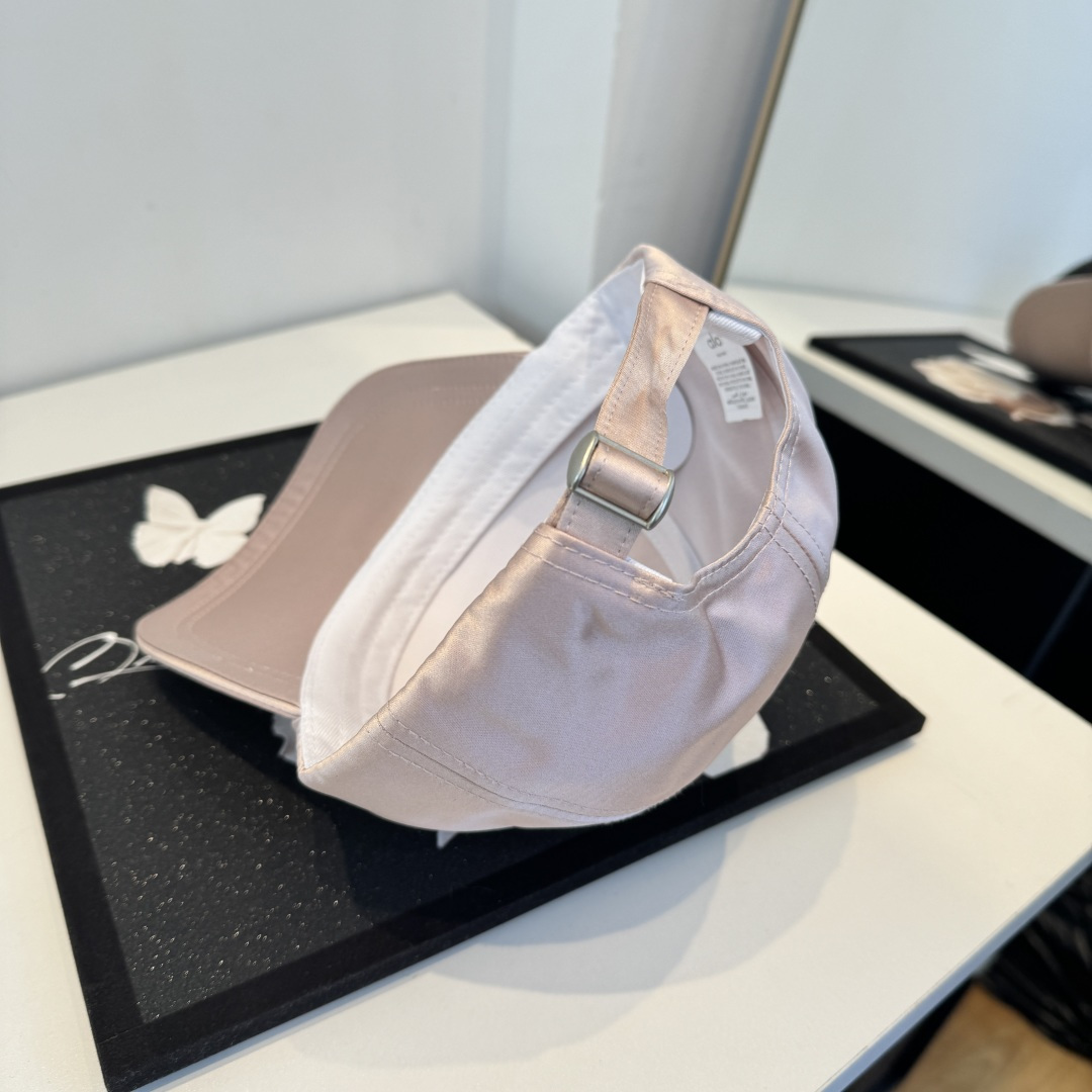 alo 官网新品，棒球帽 原单品质火爆来袭 。🎩 工艺非常精美 高档大气上档次！低调奢华，方便携带！跑量