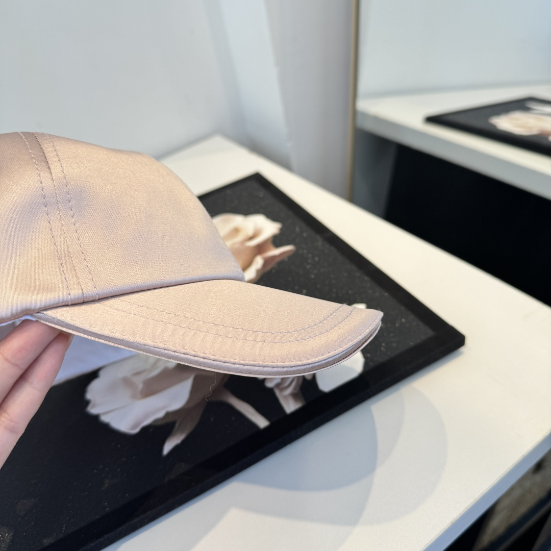 alo 官网新品，棒球帽 原单品质火爆来袭 。🎩 工艺非常精美 高档大气上档次！低调奢华，方便携带！跑量