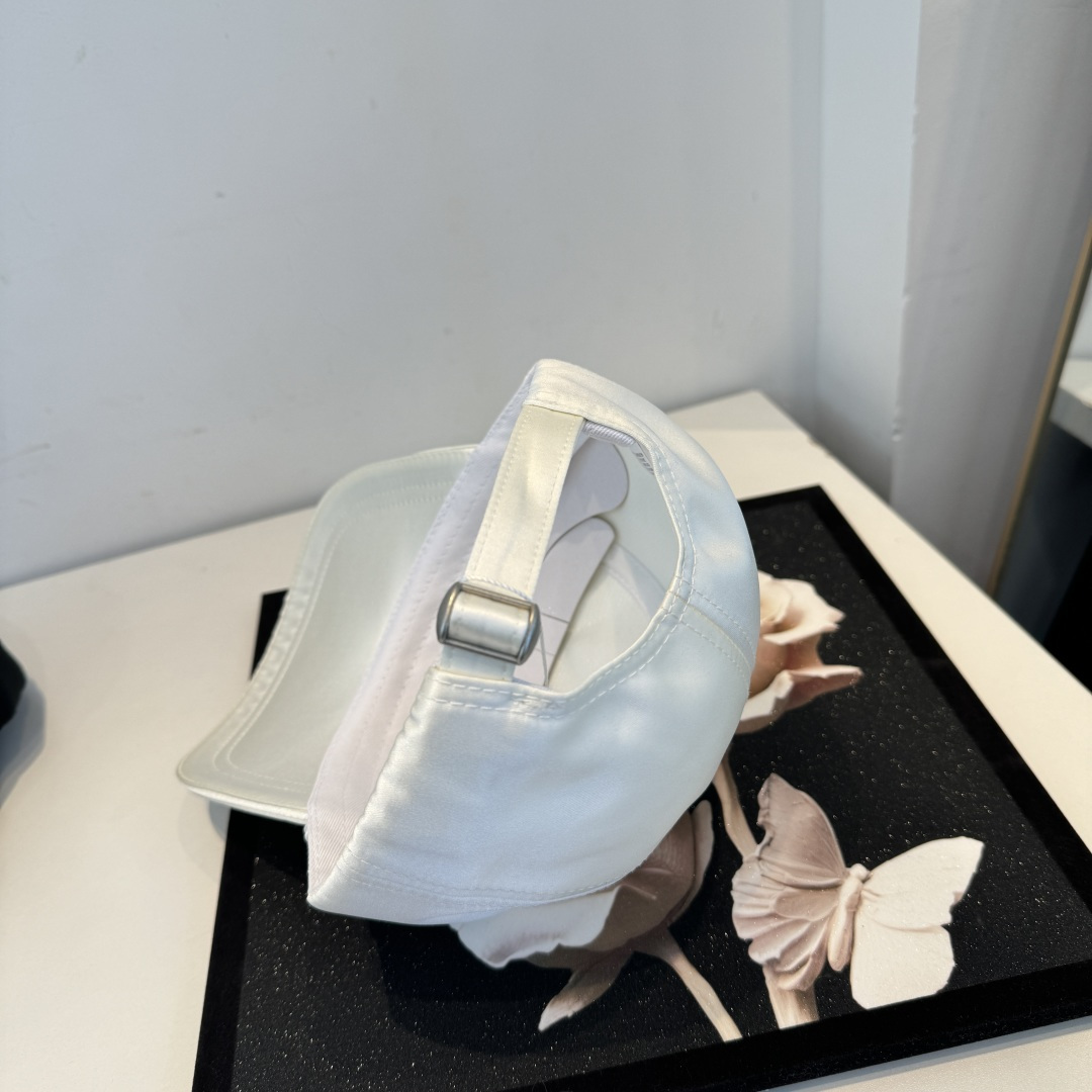 alo 官网新品，棒球帽 原单品质火爆来袭 。🎩 工艺非常精美 高档大气上档次！低调奢华，方便携带！跑量