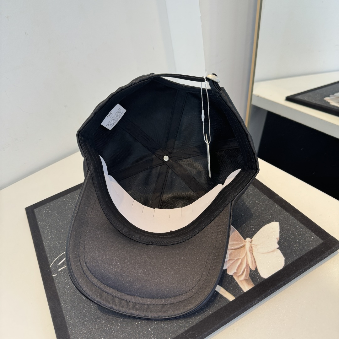 alo 官网新品，棒球帽 原单品质火爆来袭 。🎩 工艺非常精美 高档大气上档次！低调奢华，方便携带！跑量