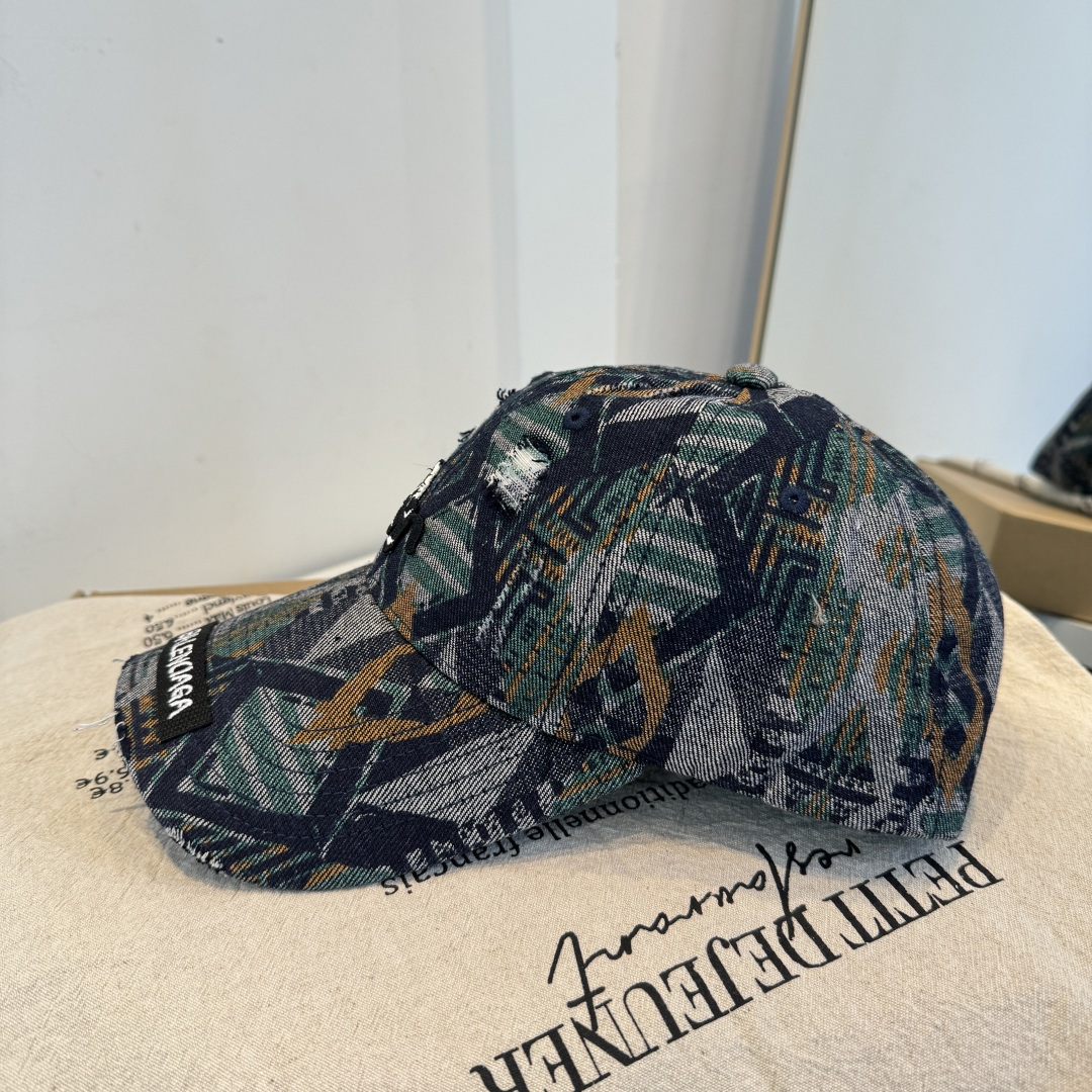 BALENCIAGA巴黎世家新款logo棒球帽，很酷的色系，男女佩戴都有不同style，第一批抢先出货！