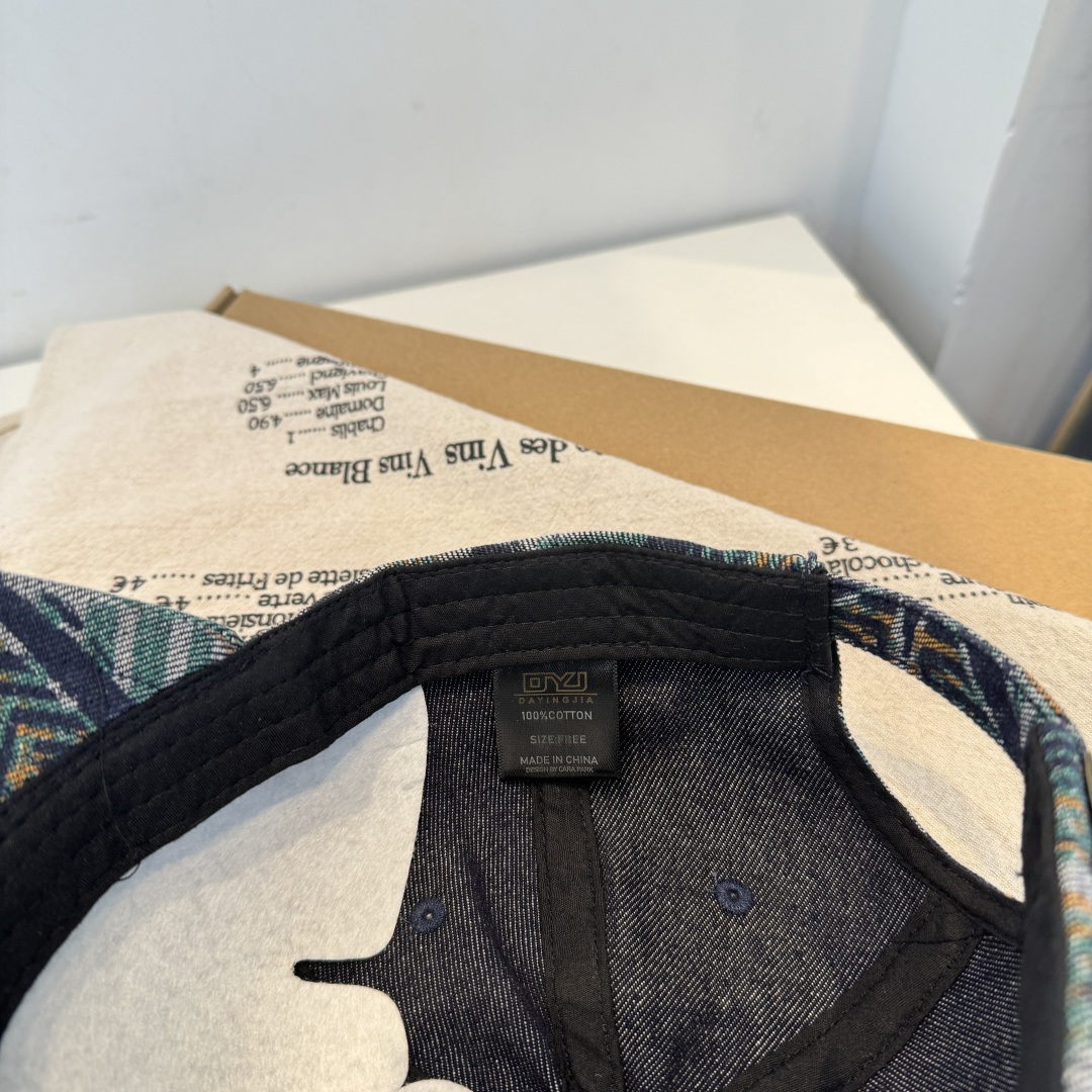 BALENCIAGA巴黎世家新款logo棒球帽，很酷的色系，男女佩戴都有不同style，第一批抢先出货！