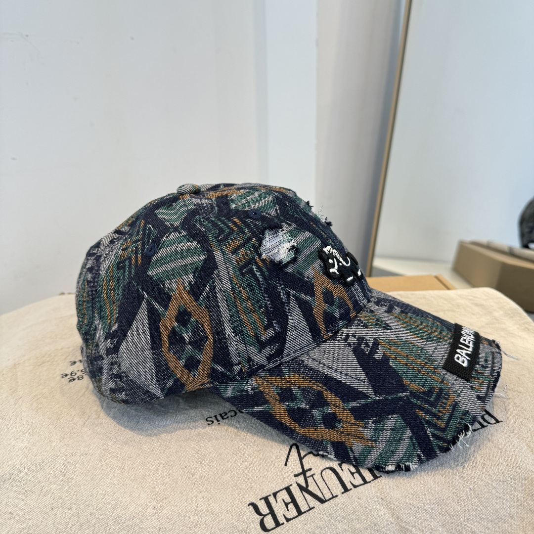 BALENCIAGA巴黎世家新款logo棒球帽，很酷的色系，男女佩戴都有不同style，第一批抢先出货！