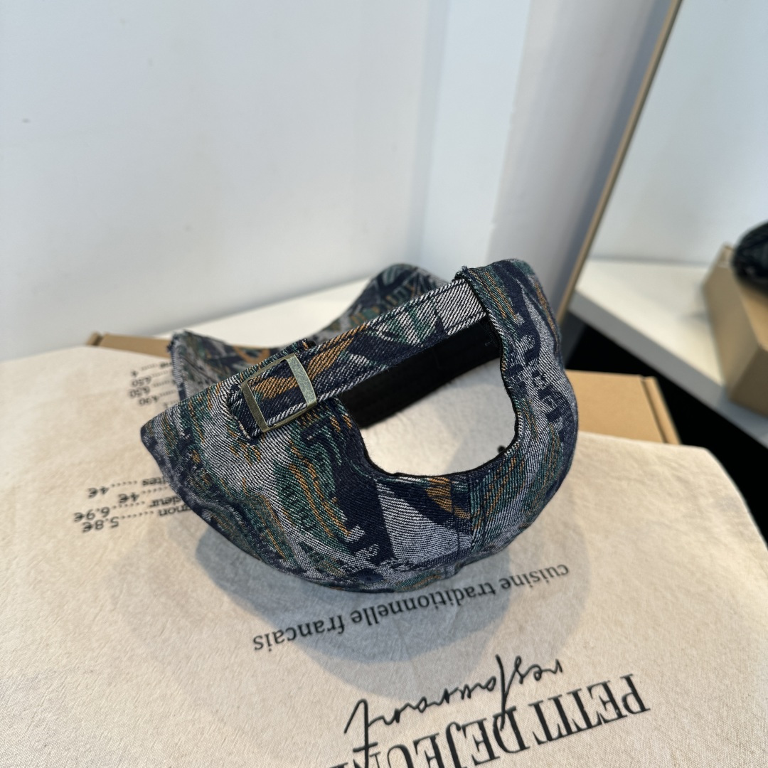 BALENCIAGA巴黎世家新款logo棒球帽，很酷的色系，男女佩戴都有不同style，第一批抢先出货！