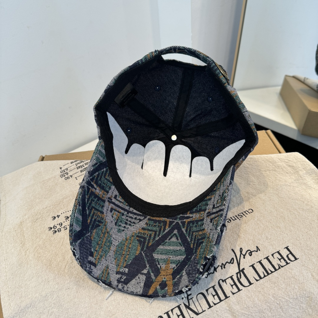 BALENCIAGA巴黎世家新款logo棒球帽，很酷的色系，男女佩戴都有不同style，第一批抢先出货！