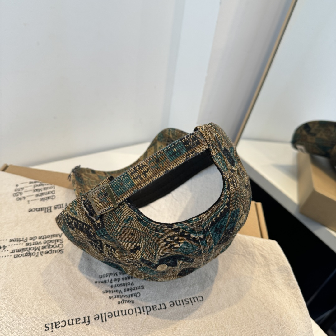 BALENCIAGA巴黎世家新款logo棒球帽，很酷的色系，男女佩戴都有不同style，第一批抢先出货！