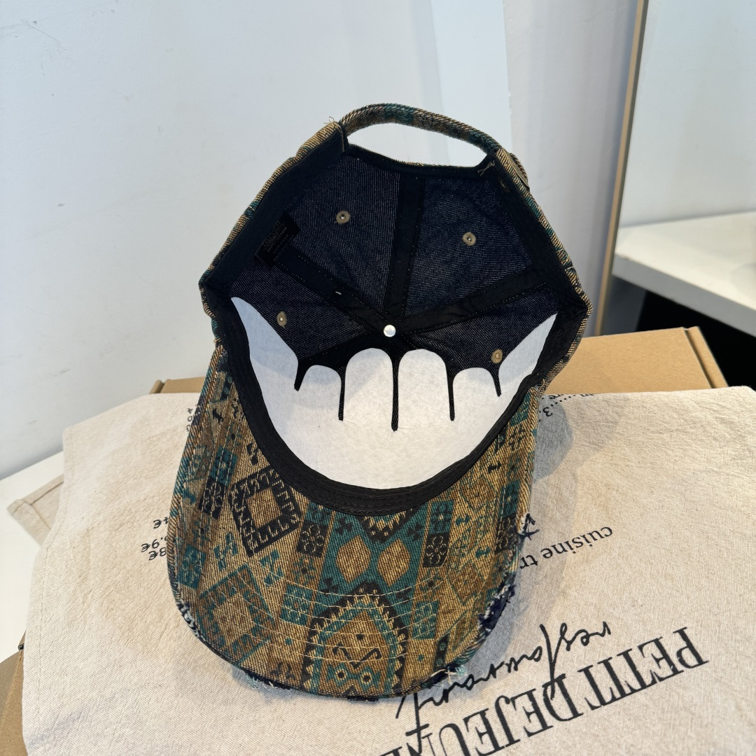 BALENCIAGA巴黎世家新款logo棒球帽，很酷的色系，男女佩戴都有不同style，第一批抢先出货！