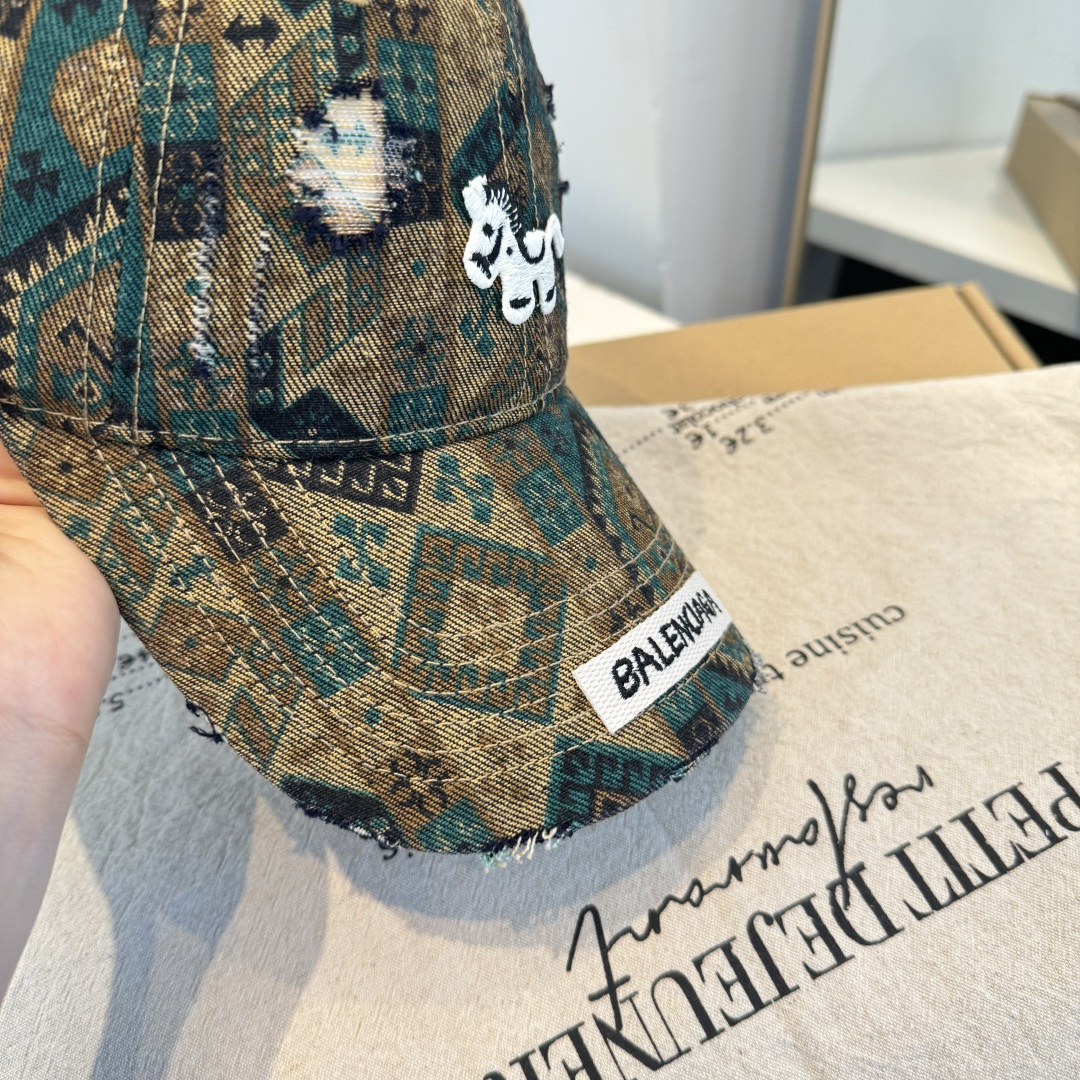 BALENCIAGA巴黎世家新款logo棒球帽，很酷的色系，男女佩戴都有不同style，第一批抢先出货！