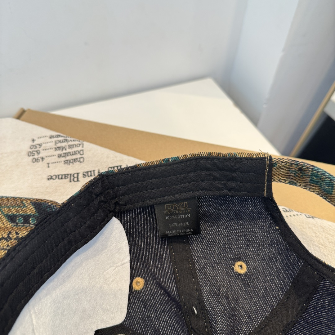 BALENCIAGA巴黎世家新款logo棒球帽，很酷的色系，男女佩戴都有不同style，第一批抢先出货！