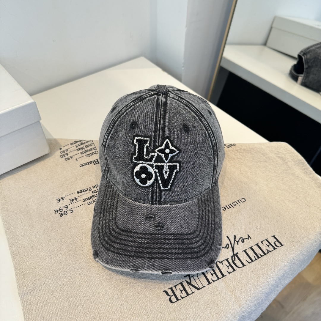 🧢路易威登棒球帽 LouisVuitton😍新款LV棒球帽，重工打造♥️高端大气，百搭款🤗男女通用！跑量