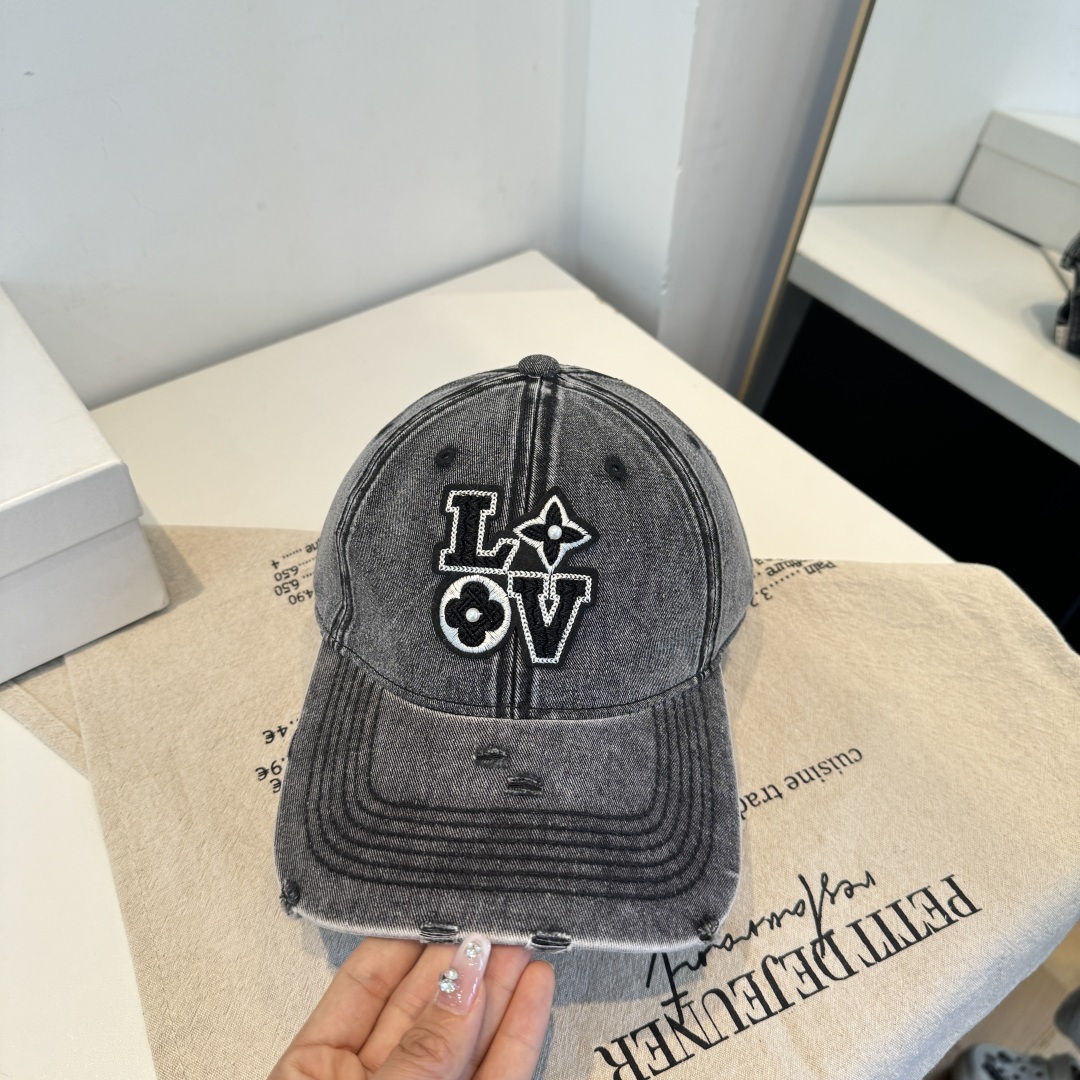 🧢路易威登棒球帽 LouisVuitton😍新款LV棒球帽，重工打造♥️高端大气，百搭款🤗男女通用！跑量