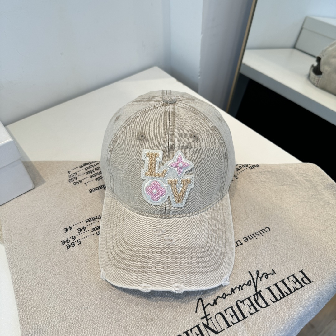 🧢路易威登棒球帽 LouisVuitton😍新款LV棒球帽，重工打造♥️高端大气，百搭款🤗男女通用！跑量