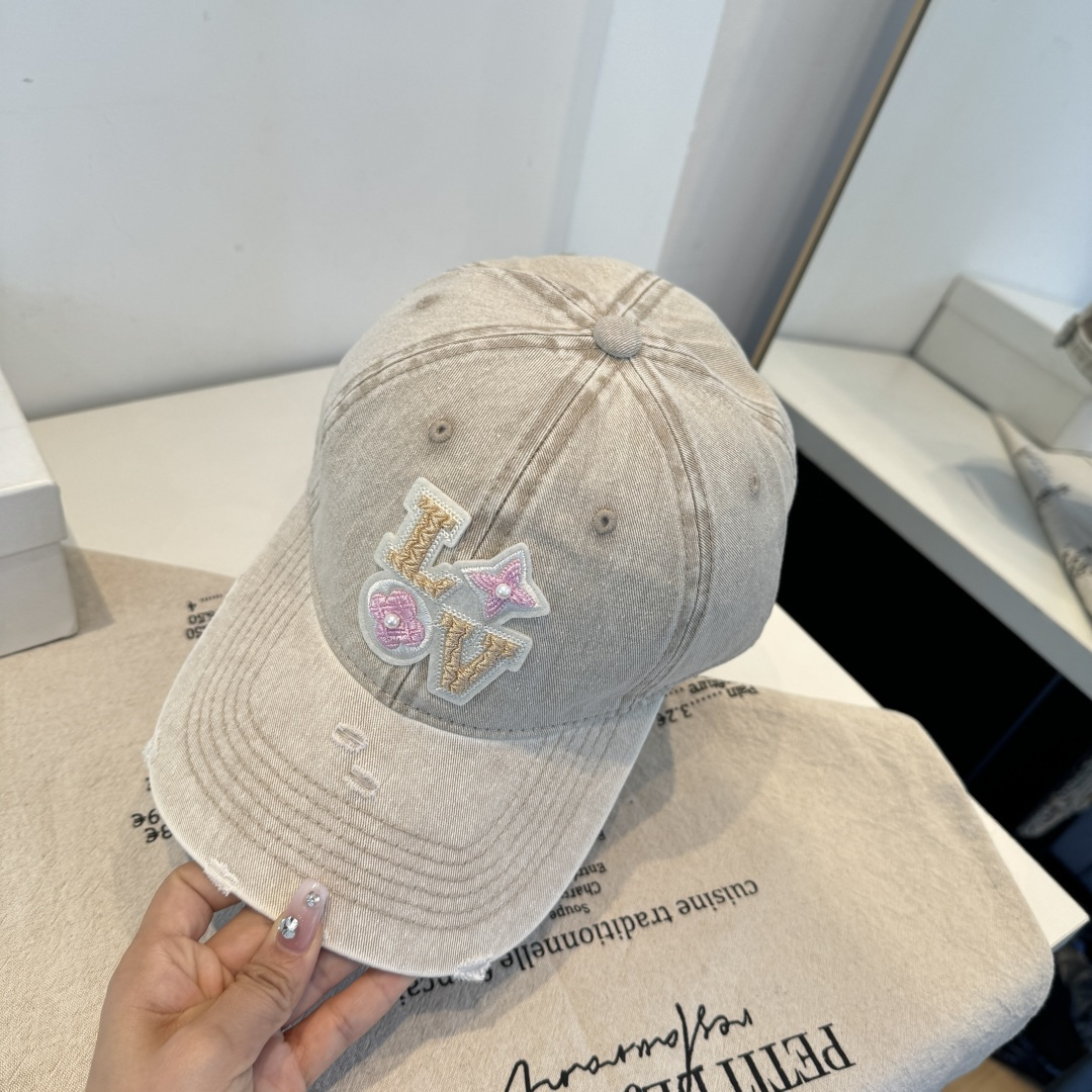 🧢路易威登棒球帽 LouisVuitton😍新款LV棒球帽，重工打造♥️高端大气，百搭款🤗男女通用！跑量