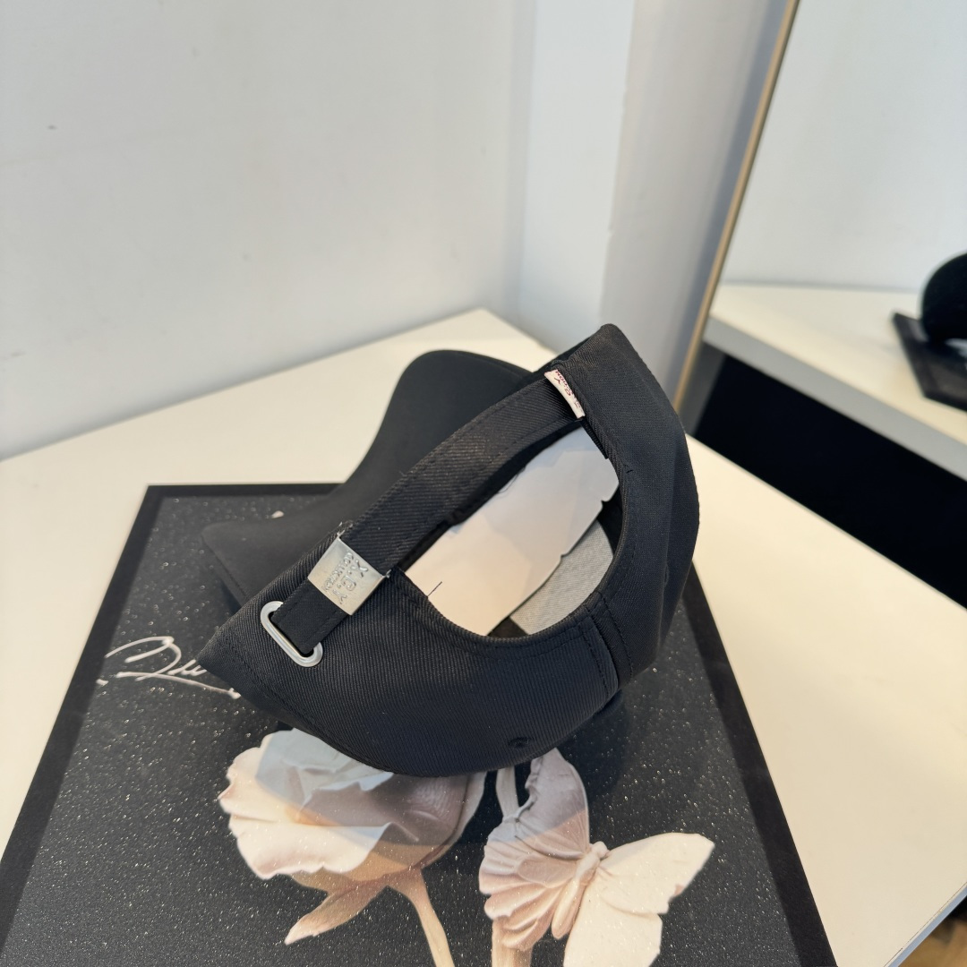 【YSL圣罗兰】2025早春新款简约棒球帽，新款出货，大牌款超好搭配，赶紧入手！