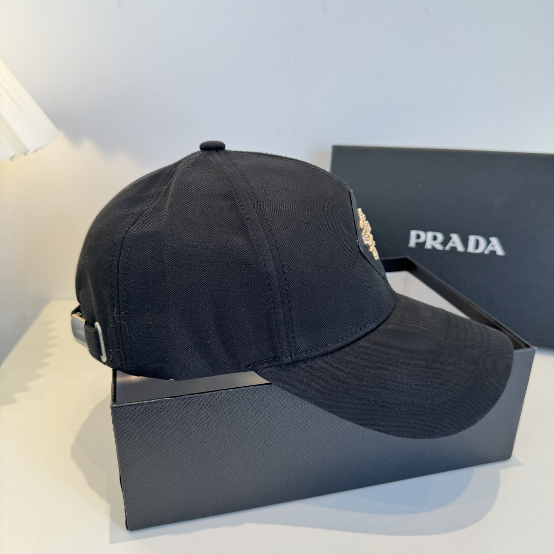普拉达 PRADA 新品经典棒球帽 代购版本！时尚潮流，高端做工！非一般的品质，细节看实拍哦