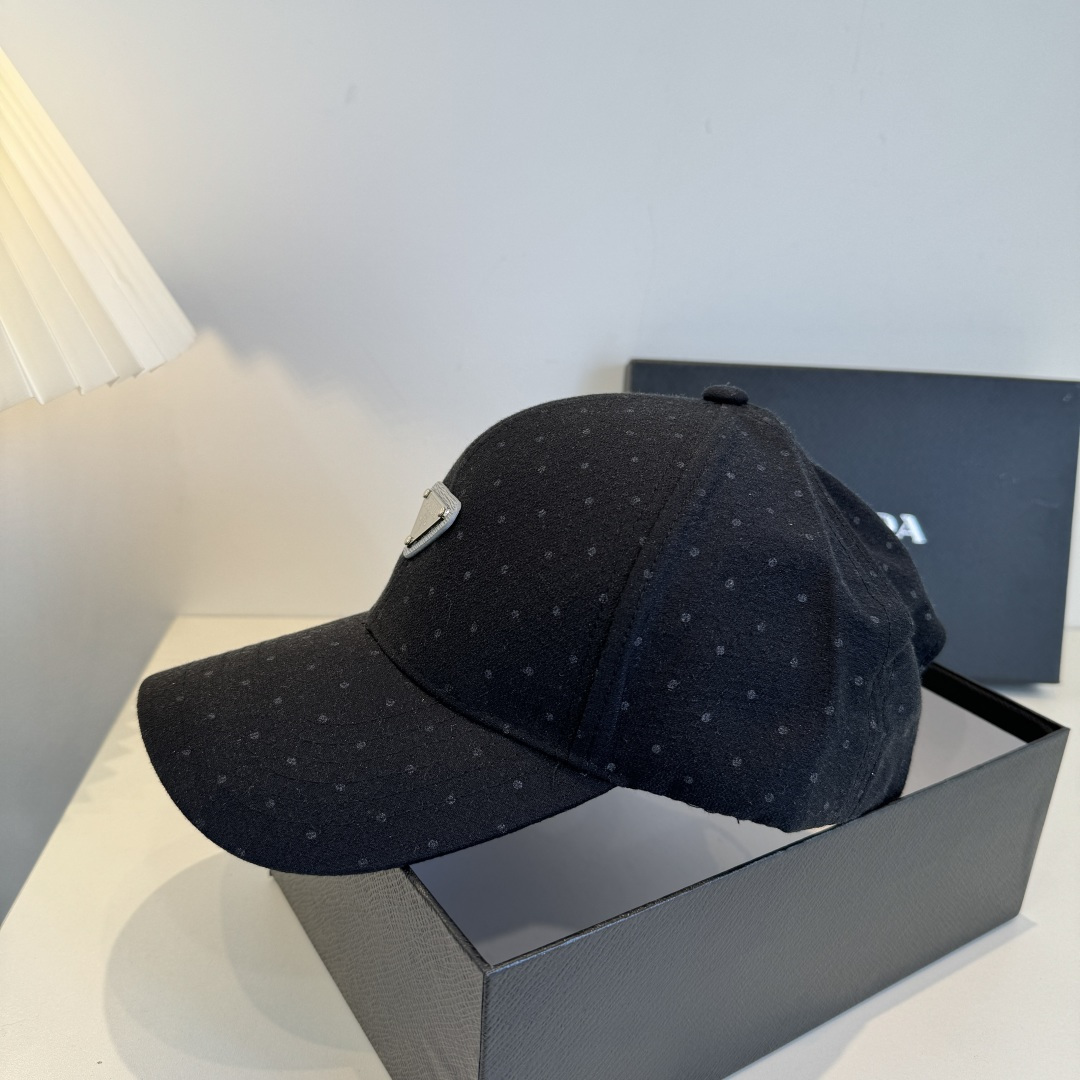 普拉达 PRADA 新品经典棒球帽 代购版本！时尚潮流，高端做工！非一般的品质，细节看实拍哦