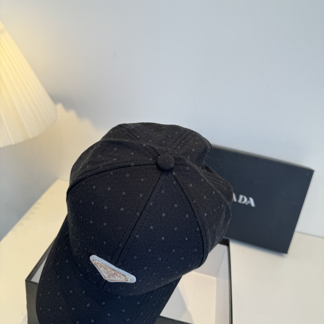 普拉达 PRADA 新品经典棒球帽 代购版本！时尚潮流，高端做工！非一般的品质，细节看实拍哦