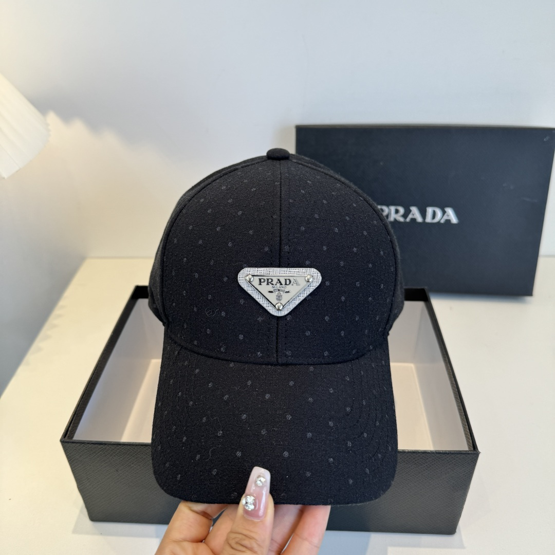 普拉达 PRADA 新品经典棒球帽 代购版本！时尚潮流，高端做工！非一般的品质，细节看实拍哦