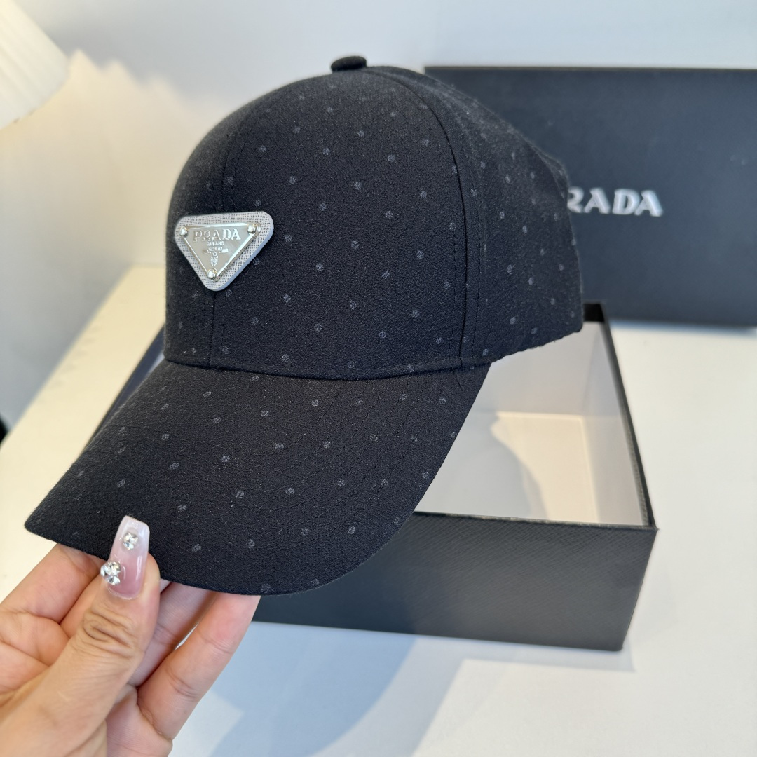 普拉达 PRADA 新品经典棒球帽 代购版本！时尚潮流，高端做工！非一般的品质，细节看实拍哦