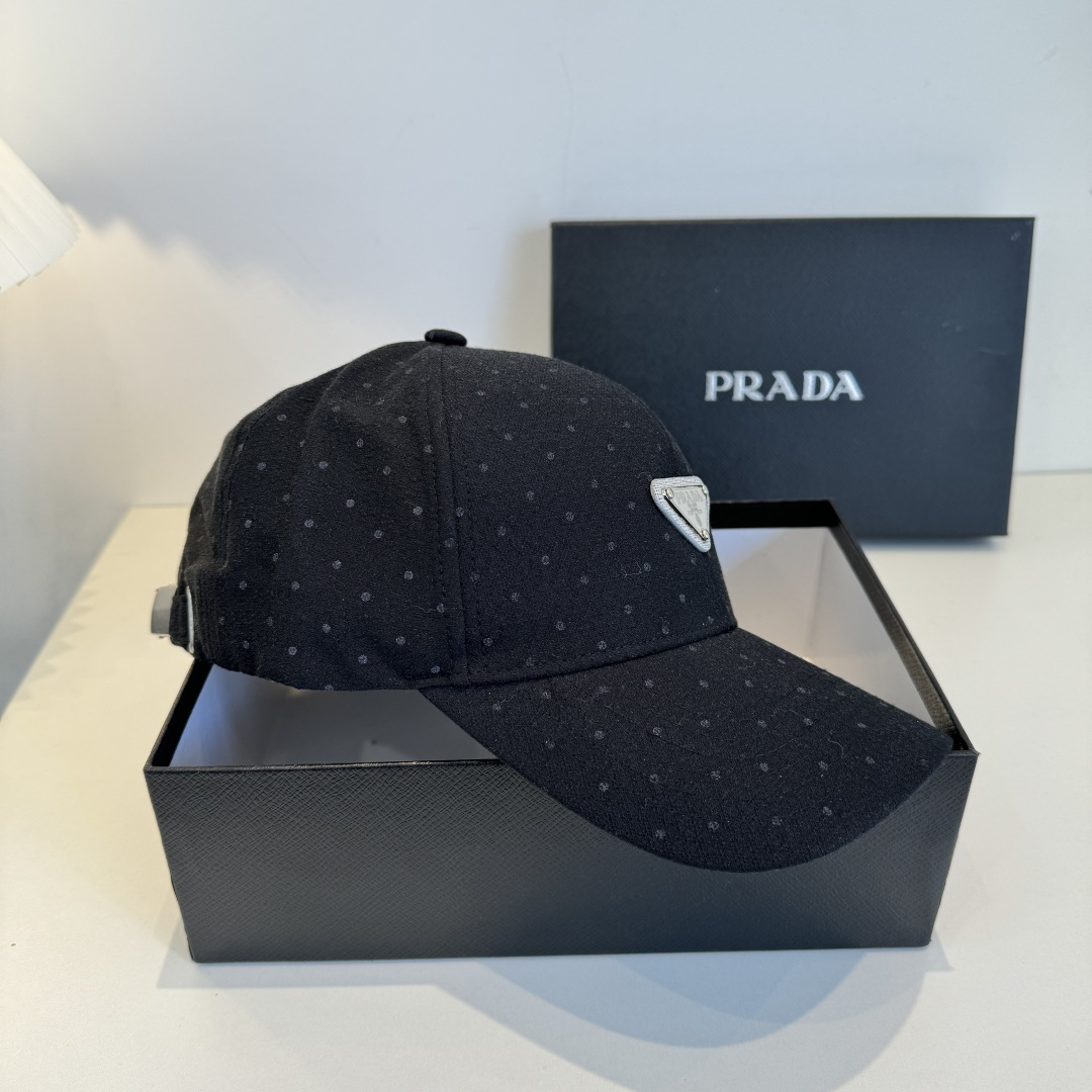 普拉达 PRADA 新品经典棒球帽 代购版本！时尚潮流，高端做工！非一般的品质，细节看实拍哦