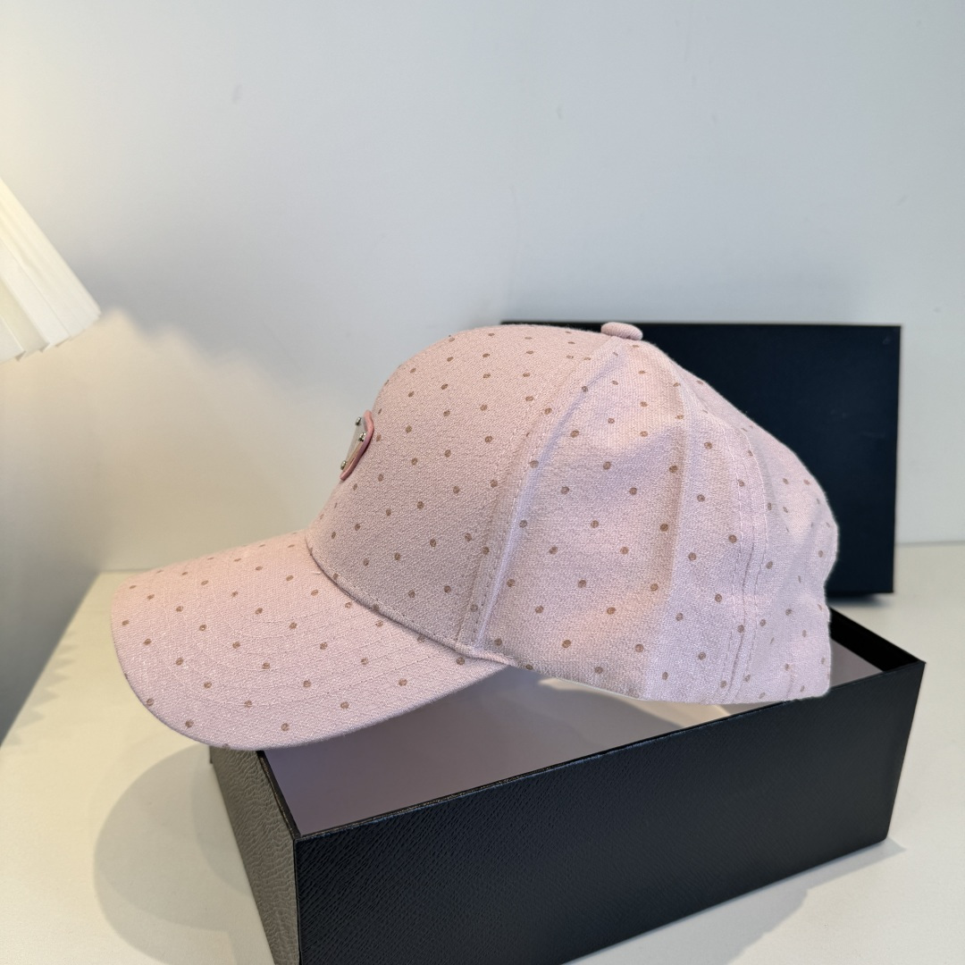 普拉达 PRADA 新品经典棒球帽 代购版本！时尚潮流，高端做工！非一般的品质，细节看实拍哦