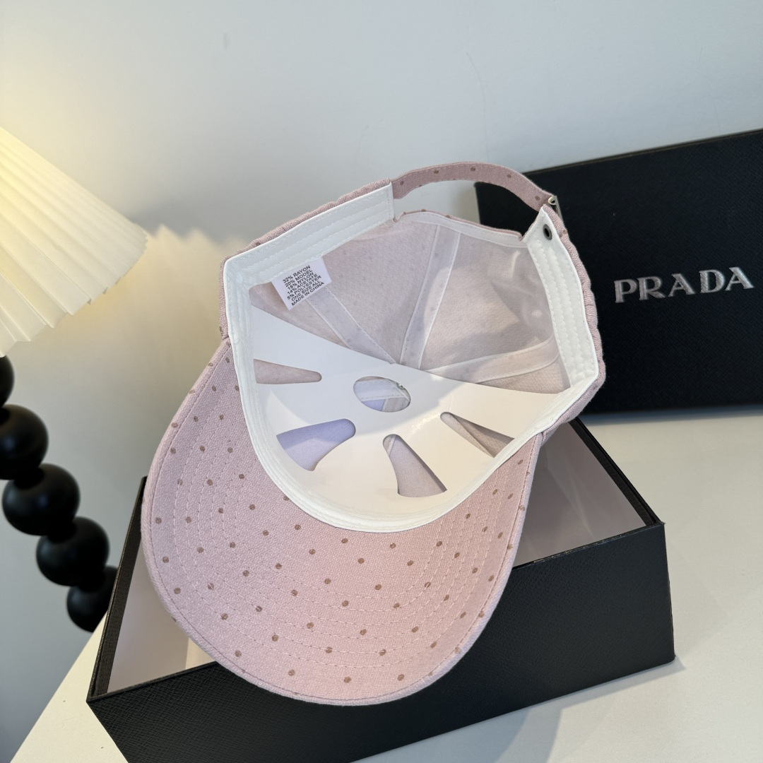 普拉达 PRADA 新品经典棒球帽 代购版本！时尚潮流，高端做工！非一般的品质，细节看实拍哦