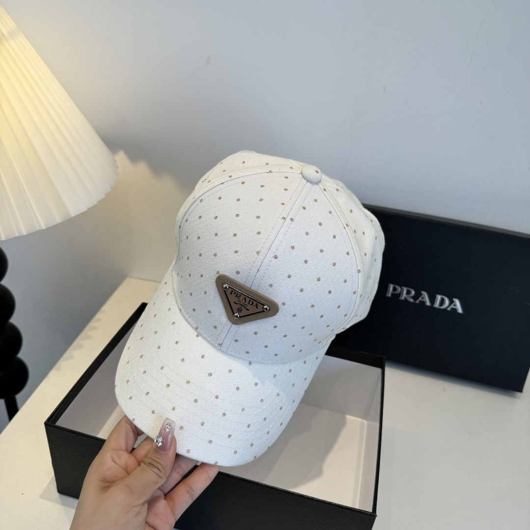 普拉达 PRADA 新品经典棒球帽 代购版本！时尚潮流，高端做工！非一般的品质，细节看实拍哦