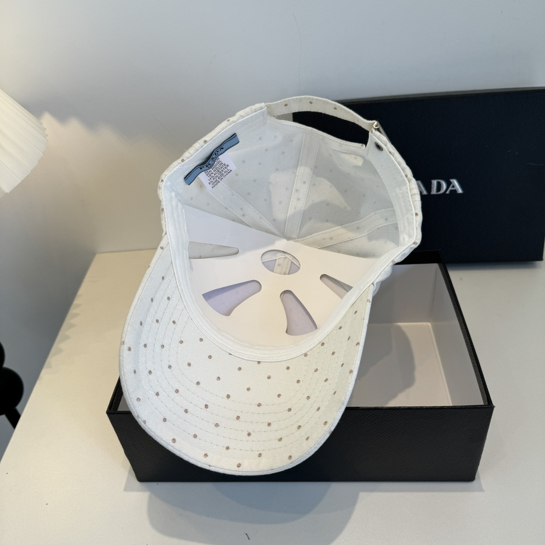 普拉达 PRADA 新品经典棒球帽 代购版本！时尚潮流，高端做工！非一般的品质，细节看实拍哦