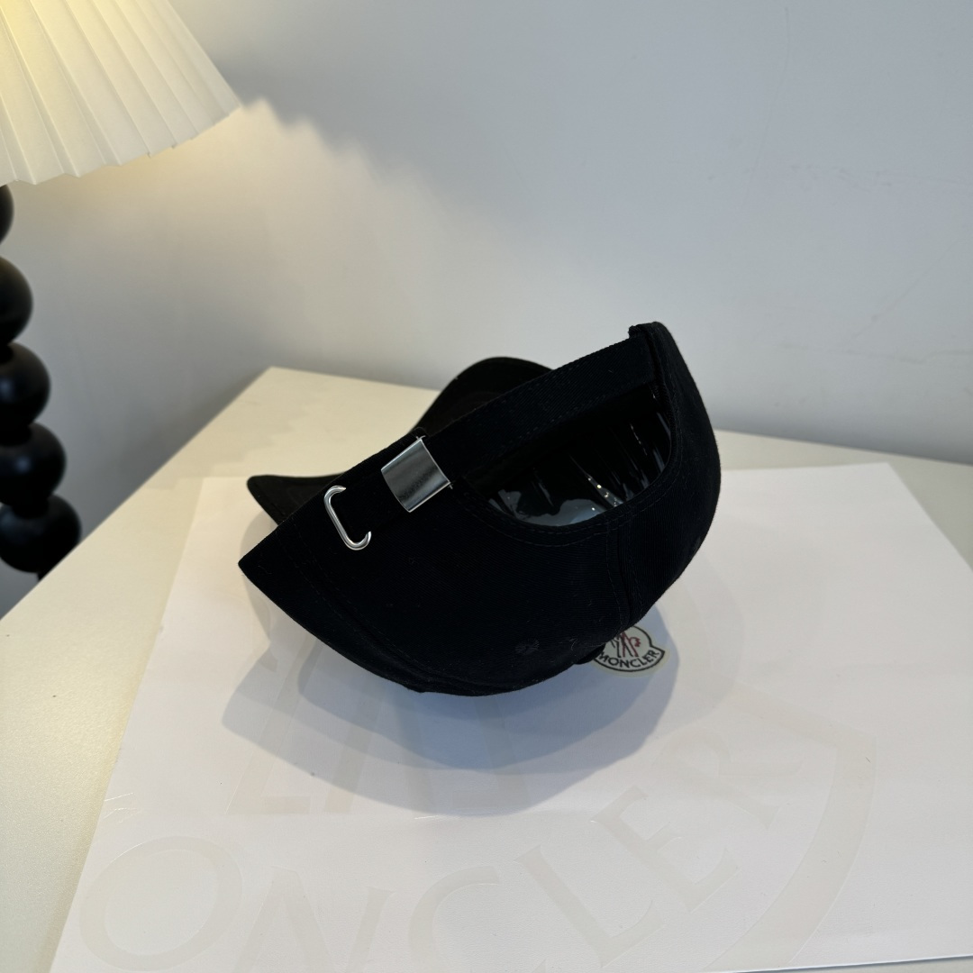 MONCLER蒙口 好品质高端大气，超火爆💖质感很赞，出街超好搭配！时尚潮流！出门必备单品，男女同款快快