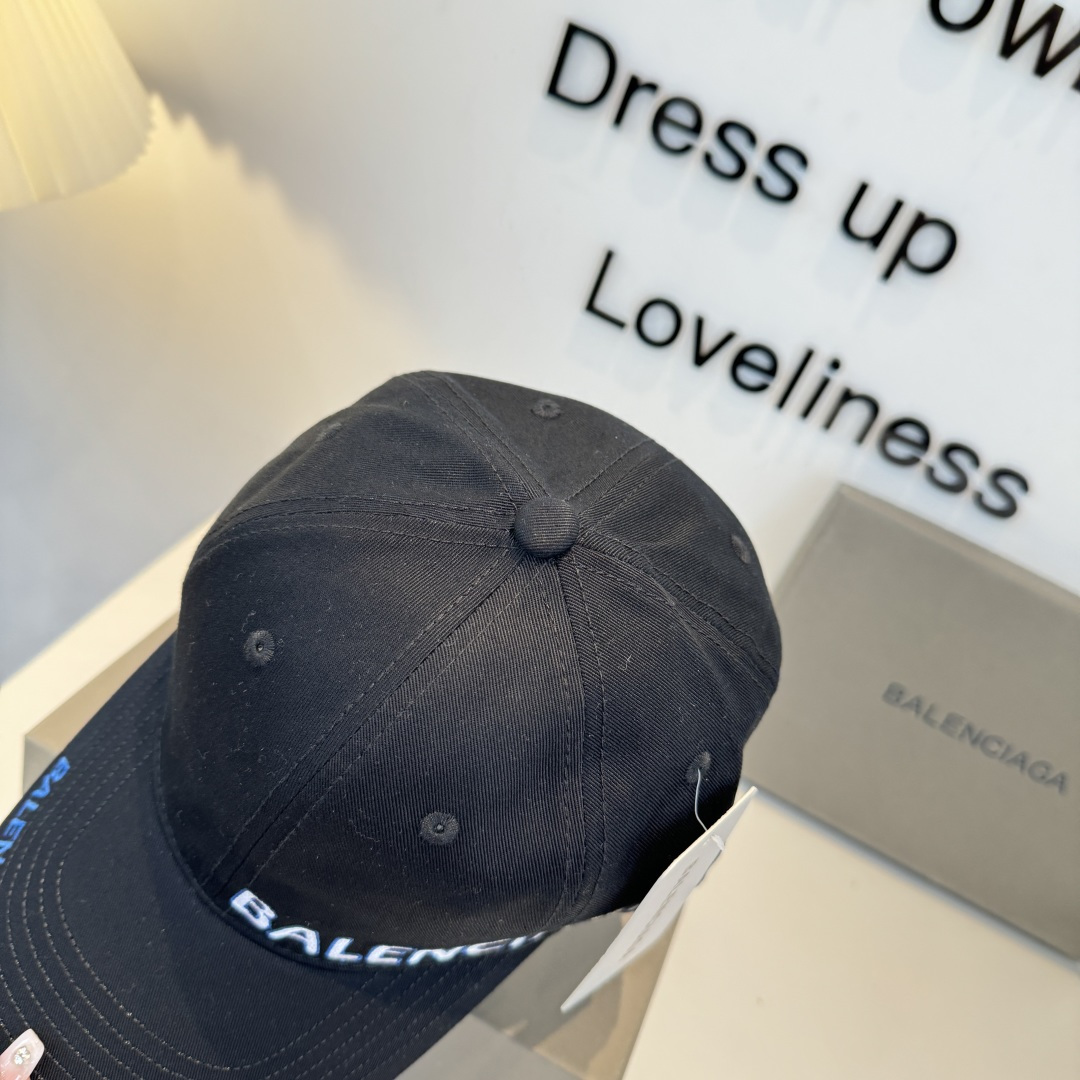 BALENCIAGA巴黎世家新款logo棒球帽，很酷的色系，男女佩戴都有不同style，第一批抢先出货！