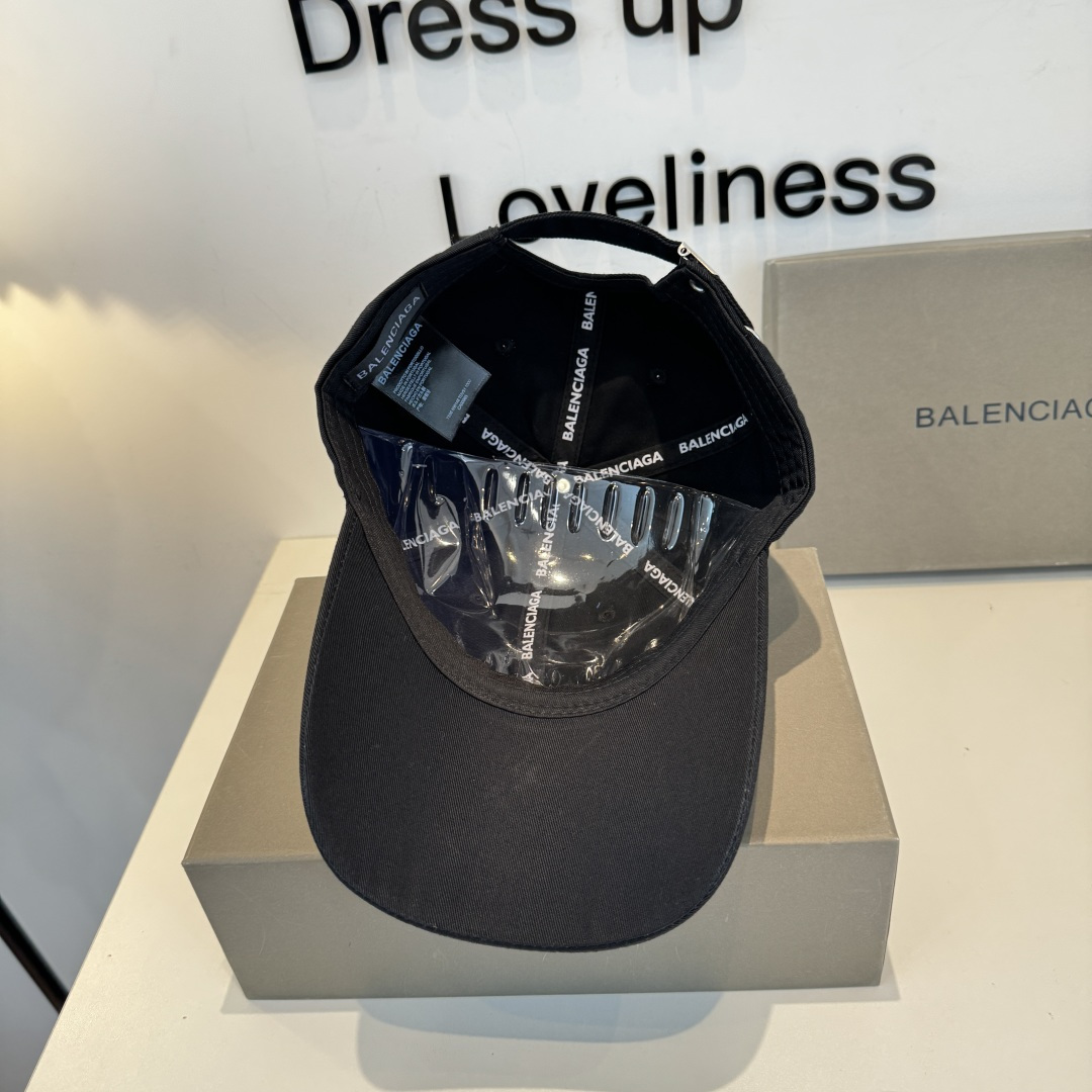 BALENCIAGA巴黎世家新款logo棒球帽，很酷的色系，男女佩戴都有不同style，第一批抢先出货！