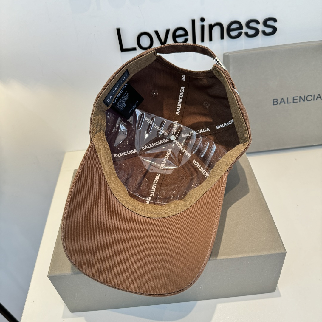 BALENCIAGA巴黎世家新款logo棒球帽，很酷的色系，男女佩戴都有不同style，第一批抢先出货！