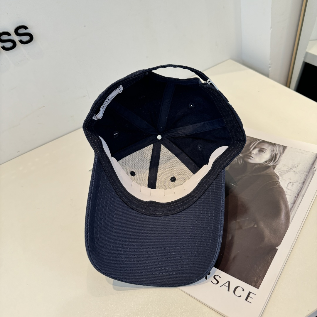 潮牌新款原版原标设计，质感超好，外部线条定位标准，做工精细，简约大气低价走量！