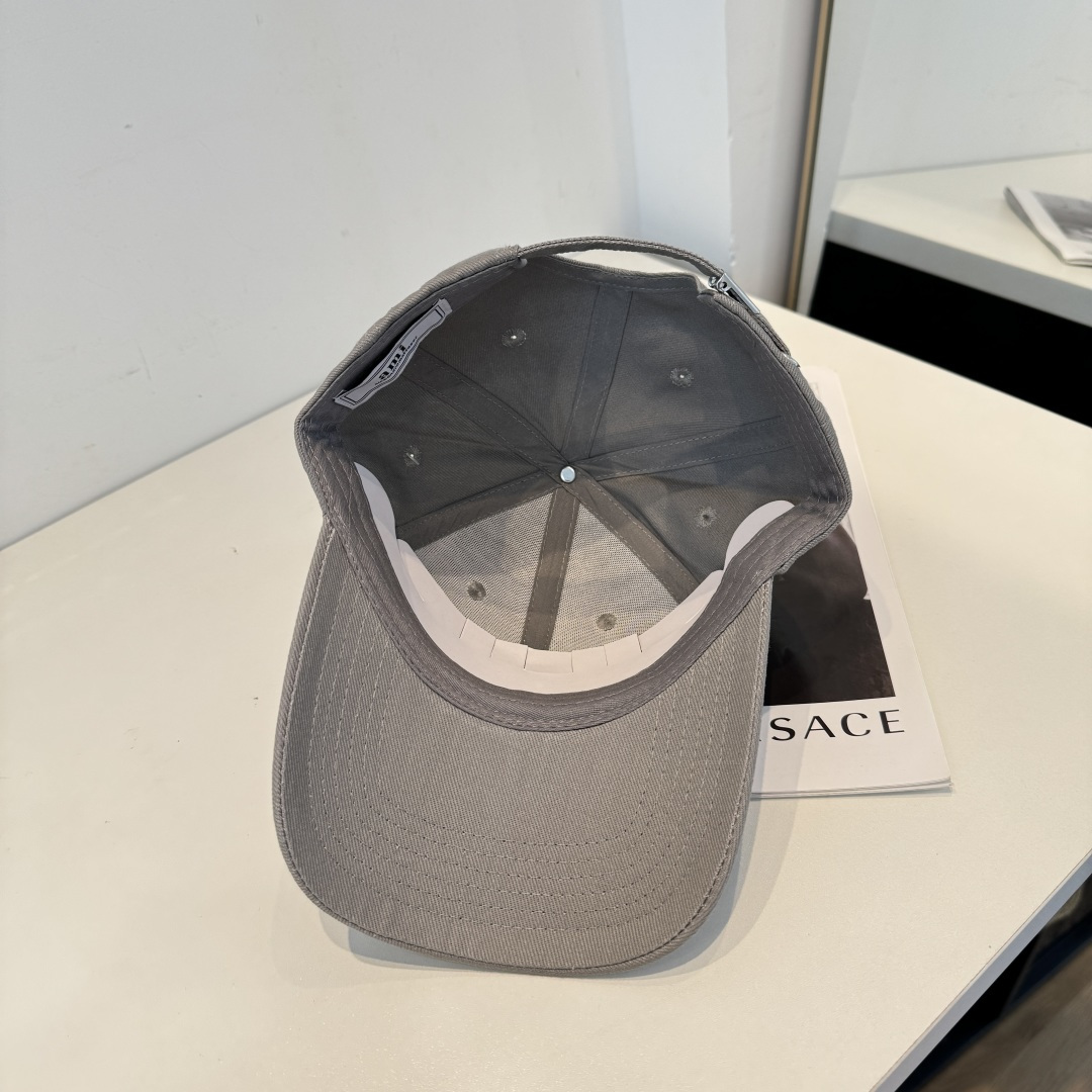 潮牌新款原版原标设计，质感超好，外部线条定位标准，做工精细，简约大气低价走量！