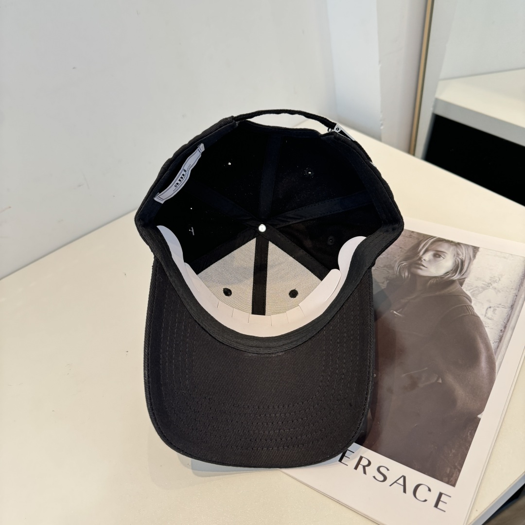 潮牌新款原版原标设计，质感超好，外部线条定位标准，做工精细，简约大气低价走量！