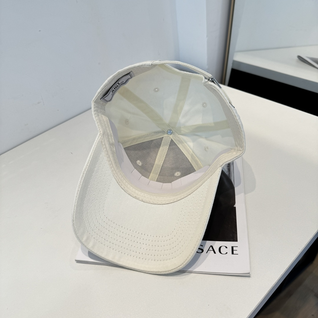 潮牌新款原版原标设计，质感超好，外部线条定位标准，做工精细，简约大气低价走量！