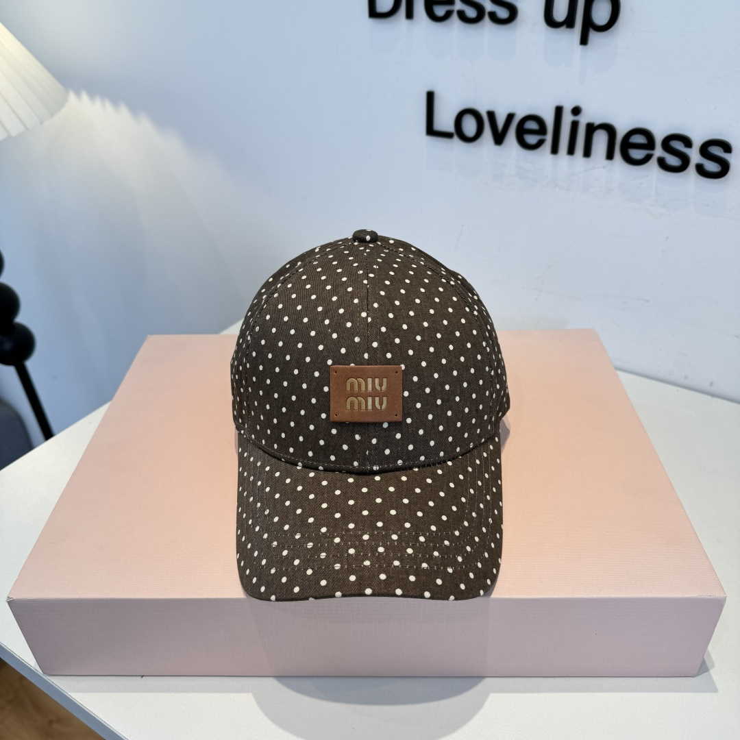 NO:865223,Miumiu's original spring and summer new baseball cap, authentic and custom-made from mold, the original workmanship is meticulous and the quality is superb!  hat straw hat bucket hat baseball cap, hat, miumiu, espadrilles, hats19860909谬谬miumiu 原单春夏新款棒球帽,正品开模订制,原版做工细致质量超赞！帽子草帽渔夫帽棒球帽,帽子,miumiu,espadrilles,hats,hat
