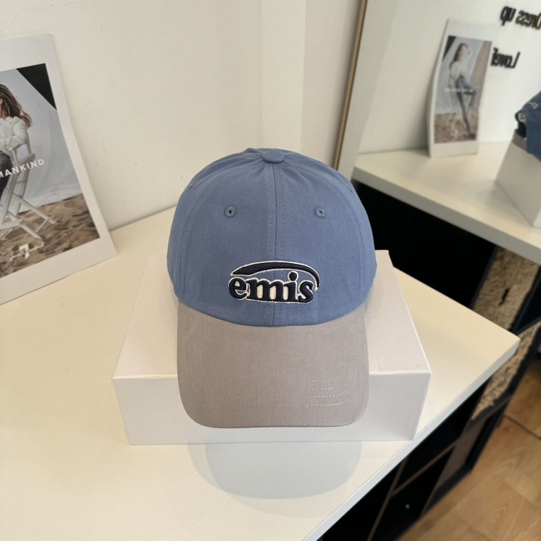 NO:865286,The trendy brand's new Emis baseball caps are really magical. They all look good, and they don't care about the face shape at all. Everyone wants to buy them. They are very white. Hats, straw hats, bucket hats, baseball caps, hats, espadrilles, hats19860909潮牌 新款emis棒球帽 的帽子真的有种魔力 就是每一个都好看,完全不挑脸型的 每个都想买 很显白.帽子草帽渔夫帽棒球帽,帽子,espadrilles,hats,hat