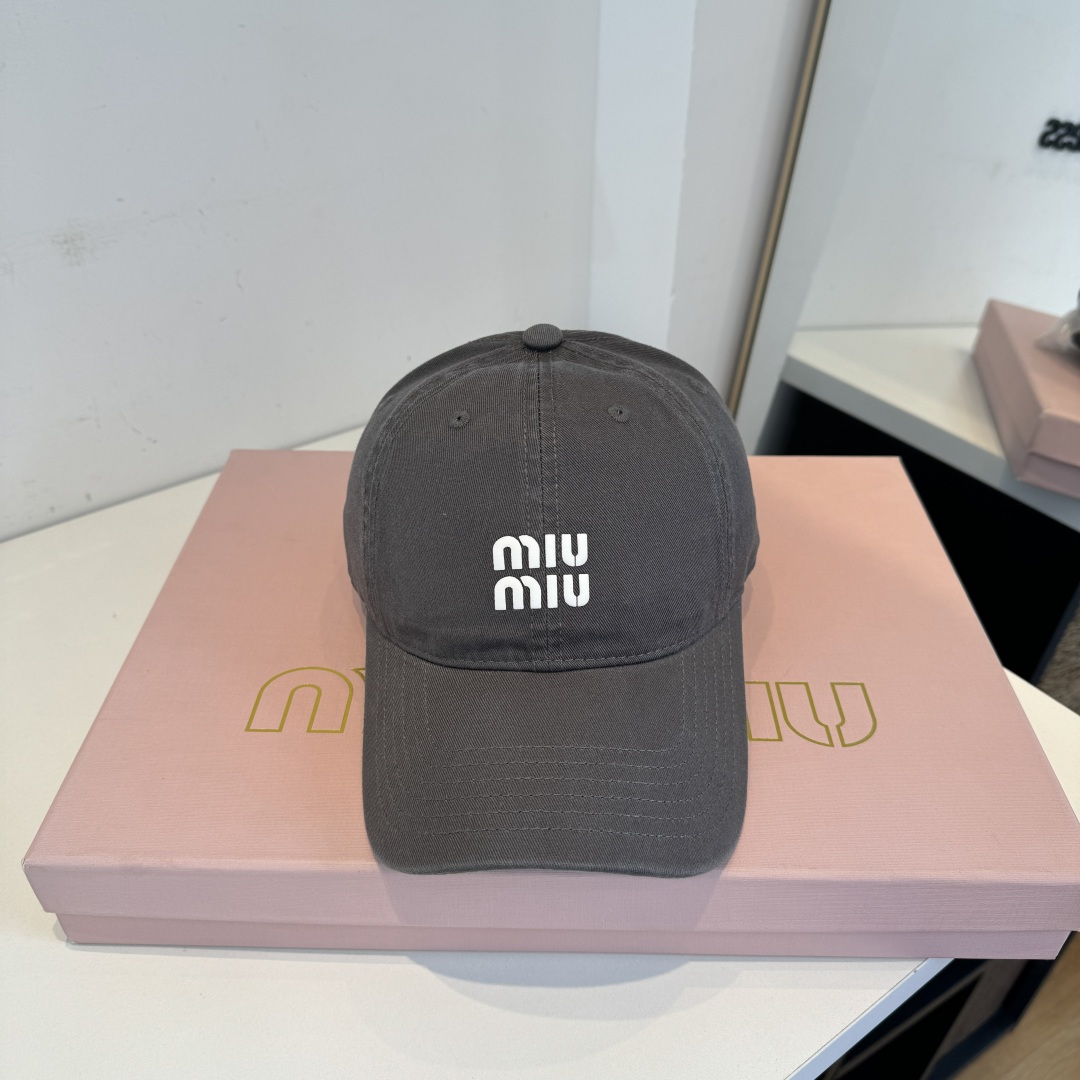 NO:865246,Miumiu's original spring and summer new baseball cap, authentic and custom-made from mold, the original workmanship is meticulous and the quality is superb!  hat straw hat bucket hat baseball cap, hat, miumiu, espadrilles, hats19860909谬谬miumiu 原单春夏新款棒球帽,正品开模订制,原版做工细致质量超赞！帽子草帽渔夫帽棒球帽,帽子,miumiu,espadrilles,hats,hat
