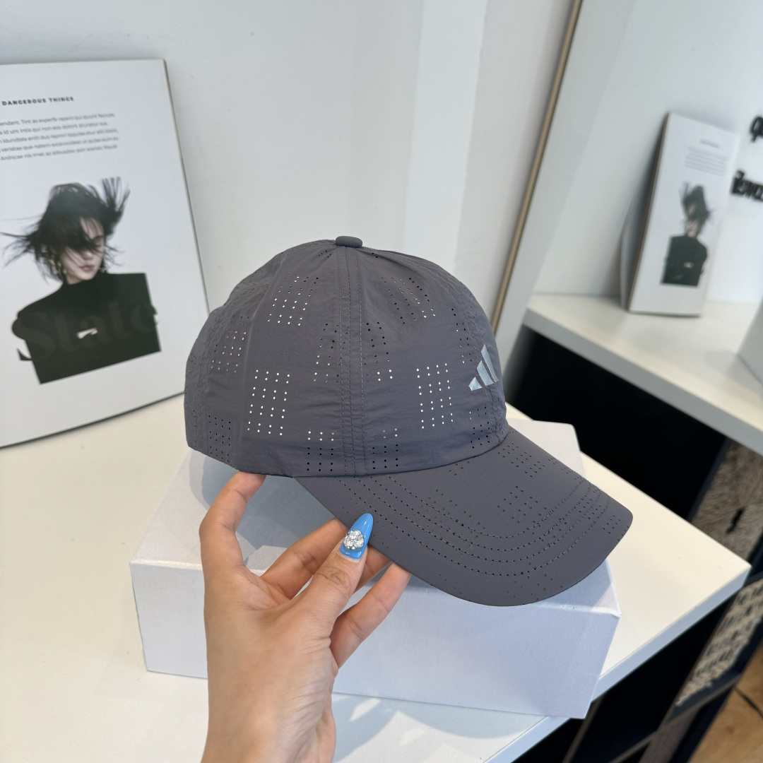 adidas（阿迪达斯）新款棒球帽，款式经典，时尚高级！💗大牌出街，潮人必备