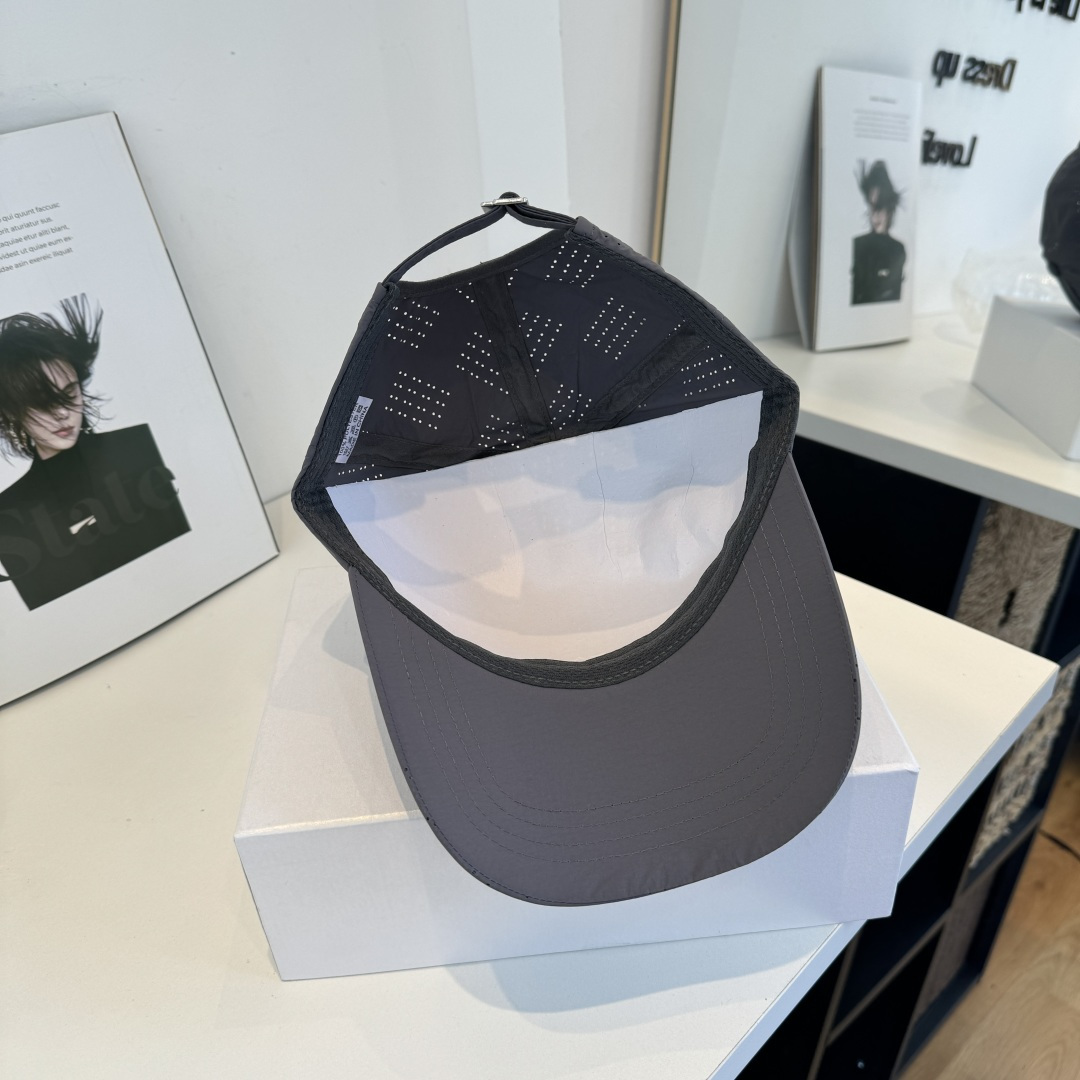 adidas（阿迪达斯）新款棒球帽，款式经典，时尚高级！💗大牌出街，潮人必备