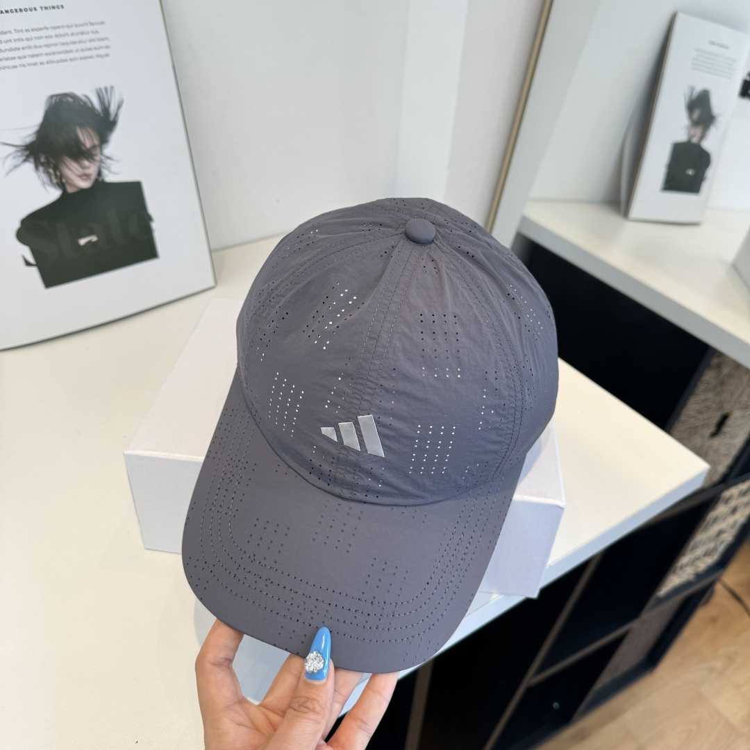 adidas（阿迪达斯）新款棒球帽，款式经典，时尚高级！💗大牌出街，潮人必备