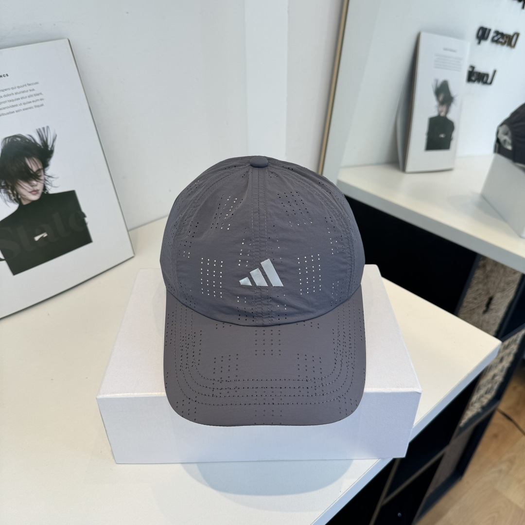adidas（阿迪达斯）新款棒球帽，款式经典，时尚高级！💗大牌出街，潮人必备