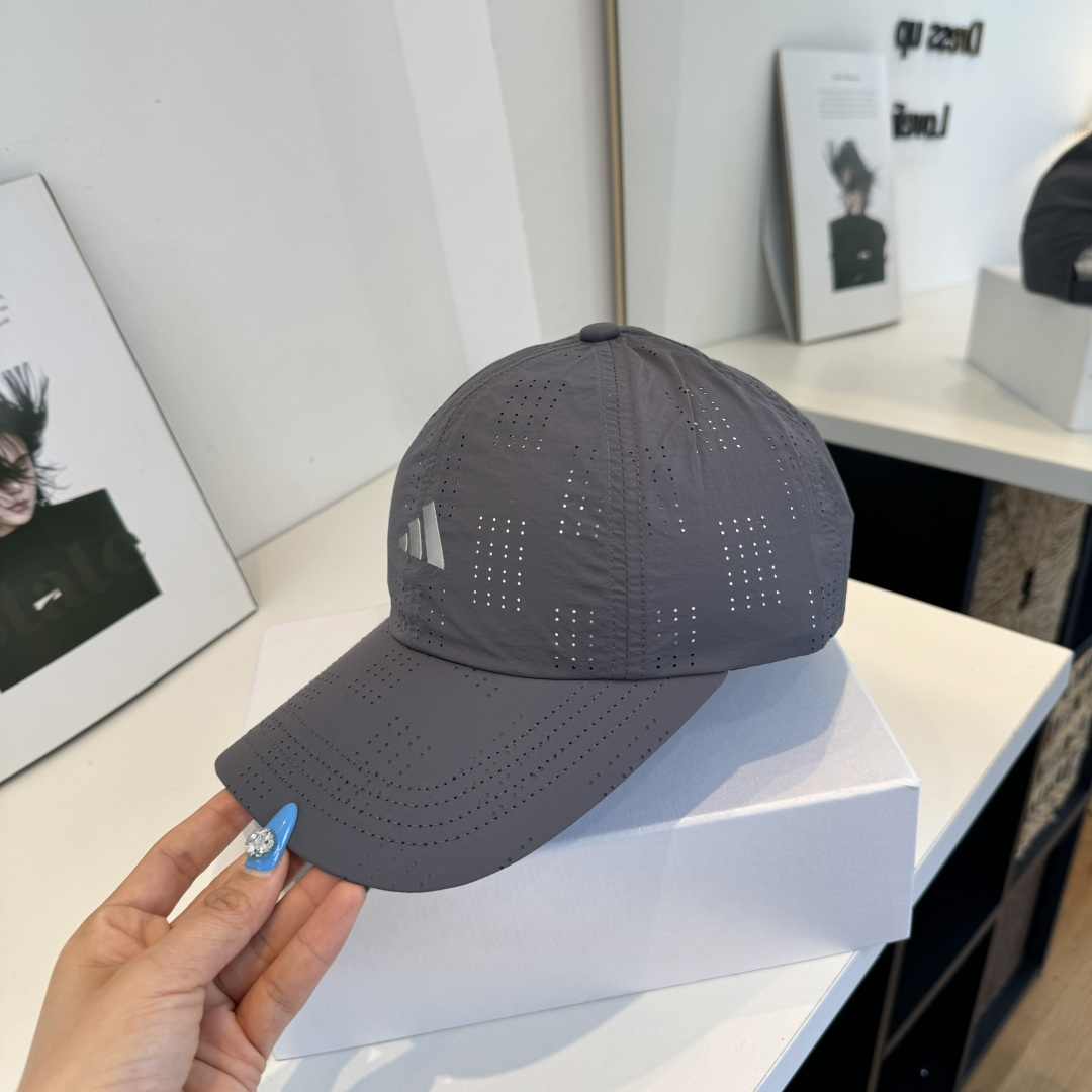 adidas（阿迪达斯）新款棒球帽，款式经典，时尚高级！💗大牌出街，潮人必备